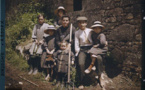 n° d’inventaire A8907X, Collection Archives de la Planète - Musée Albert-Kahn/Département des Hauts-de-Seine - France, Petit Marzac, Madame Valade au petit Marzac commune de Turzac par les Eyzies avec ses enfants, 1916