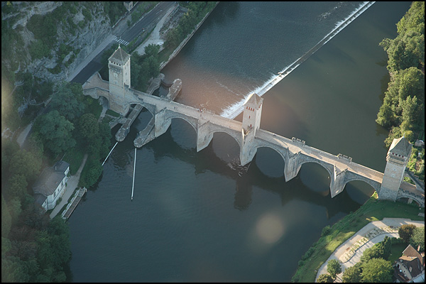 Pont valentré vu d'hélicoptère - Roger Lacout Pont valentré vu d'hélicoptère - Roger Lacout